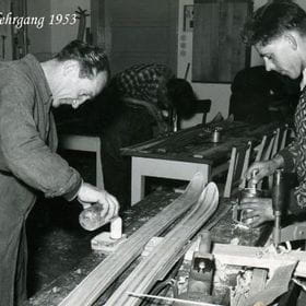 Ski werden in einer Werkstatt gefertigt (Schwarz/weiß-Foto aus 1953)