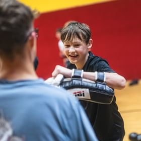 Lehrlinge beim Selbstverteidigungskurs