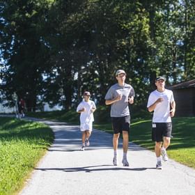 3 Lehrlinge beim Running-Event während der Junior Akademie