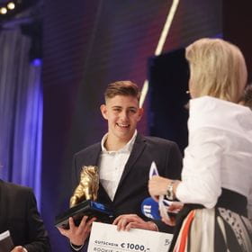 Leonidas 2022 Ehrung Rookie of the Year Luka Mladenovic auf der Bühne mit den Moderatoren Fritz Egger und Alexandra Meissnitzer