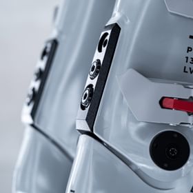 Das Bild zeigt eine Nahaufnahme der Schrauben und Verstärkungen des grauen Skischuhs von VAN DEER - Red Bull Sports. Die präzise Verarbeitung und die robuste Konstruktion sind klar erkennbar, unter anderem durch die schwarzen Metallverstärkungen.