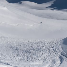 Bild von einer unbefshrenen Strecke, nur eine person fährt mit den Skien durch.