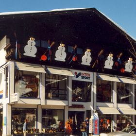 Bründl Fassade dekoriert mit Schneemännern
