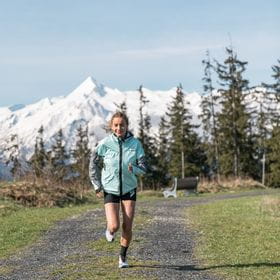 adidas TERREX Trailrunning Marie beim Laufen am Speicherteich