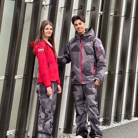 Das österreichische Olympiateam trägt die neue AlphaTauri Kollektion mit sportlich-elegantem Design in Rot und Grau – der offizielle Look für Olympia 2026.