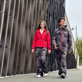 Die neue AlphaTauri Teamwear für das österreichische Olympiateam vereint High-Performance Materialien mit modernem Design – entwickelt für Olympia 2026.