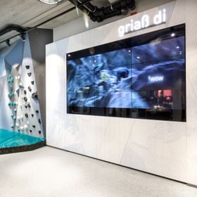 großer Videoscreen mit anschließender Kletterwand im Bründl Sports Mayerhofen <br/>