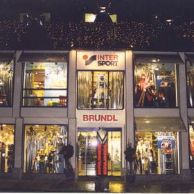 die Fassade des alten Bründl-Geschäfts
