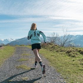 adidas Terrex Trailrunning Marie beim Laufen auf der Schmittenhöhe