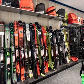 Im Shop an der Talstation der Schmittenhöhenbahn gibt es eine große Auswahl an neuen Ski 
