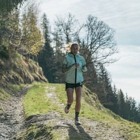 adidas Terrex Trailrunning Marie beim Bergab Laufen von der Schmittenhöhe