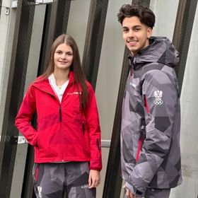 Nahaufnahme von zwei Athleten im AlphaTauri Outfit des österreichischen Olympiateams 2026 – funktionale Sportmode mit Premium-Design.