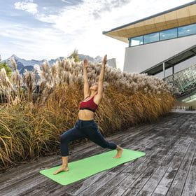 Marie beim Yoga mit dem Sport BH von Supernatural im Tauern Spa 