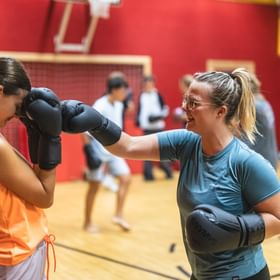 2 Lehrlinge bei der Junior Akademie im Selbstverteidigungskurs