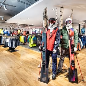 Innenansicht Bruendl Sports Outlet Salzburg Wintertextil