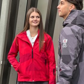 Die neue AlphaTauri Kollektion für das österreichische Olympiateam kombiniert Funktionalität und Stil – mit dem Olympia-Logo und modernen geometrischen Mustern.