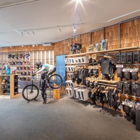 Das Bild zeigt das Innere eines Bründl Sports Shops. Im Vordergrund stehen zahlreiche Fahrräder zur Miete bereit.