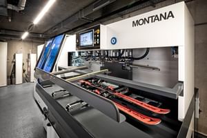 Montana Skiservice Maschine im Bründl Sport Skiservice Center