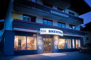 The Bikeworld Service Center in Kaprun is clearly visible