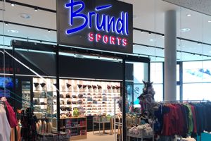 Auf dem Bild ist der Eingang zum Bründl Sports Shop in Fügen zu sehen.