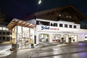 Beleuchtetes Schaufenster Bründl Sports Mayrhofen Zentrum - Abendaufnahme <br/>