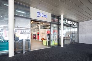 Eingang zum Bründl Sports Shops an der Penkenbahn Bergstation im Zillertal