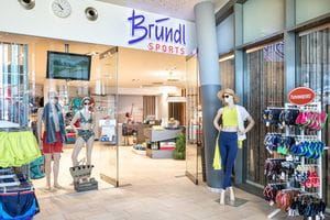 Bründl Sports Tauern Spa Shop Eingangsbereich mit Bademode und Zubehör