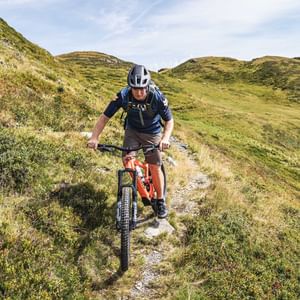 Ein Mountainbiker fährt runter