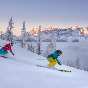 zwei Skifahrer auf einer Piste in Schladming