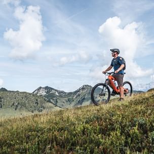 Der Mountainbiker erobert die Bergwege.