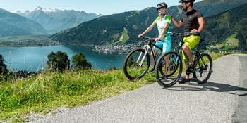 zwei Radfahrer am Zeller See