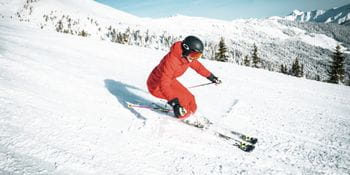 A female skier is skiing at the Schmittenhöhe in Zell am See