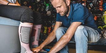 The boot fitter takes foot prints of the feet inside the ski socks in order to get insoles for the skiboots. 