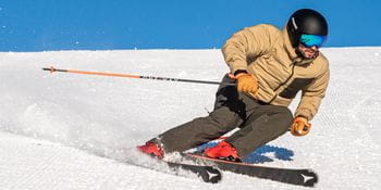 Ein Skifahrer beim Carven mit dem Atomic Redster G9 Revo