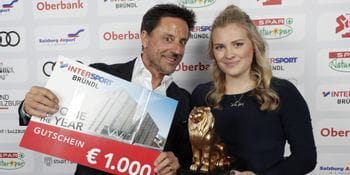 Christoph Bründl holding a Bründl shopping voucher. Next to him stands Valentina Höll with the Leonidas Lion for Rookie of the Year. 