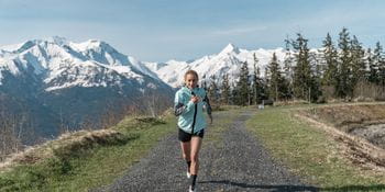 Adidas Terrex Trailrunning Marie beim Laufen am Speicherteich