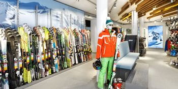 Ski- und Skischuhwand mit Sitzmöglichkeit <br/>