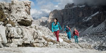 Wanderer am Weg zum Lagazuoi in den Dolomiten 