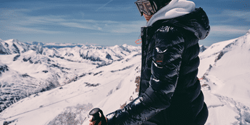 Skifahrerin am Berg im Winter bei schönem Wetter