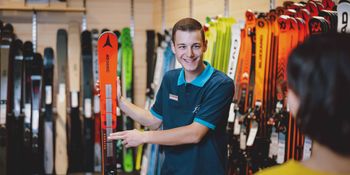 Bründl Verkaufs-Experte Thomas bei der Ski-Beratung
