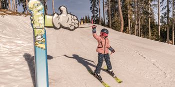 Ein Kind beim Skifahren auf der Schmittenhöhe. 