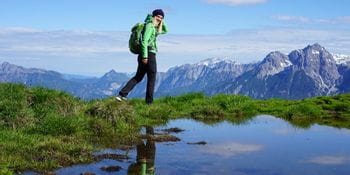 Eva Maria beim Wandern am Hundstein mit dem Adidas Free Hiker Parley