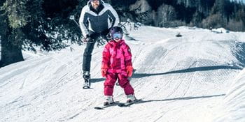 Kind und Vater beim Skifahren