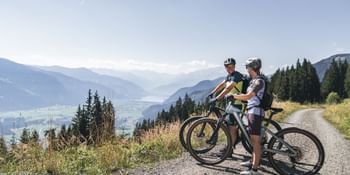 Ein Paar erkundet die Gipfelregion auf ihren Mountainbikes
