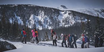 Gruppe Menschen beim Schneeschuhwandern