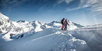 zwei Skifahrer im Tiefschnee auf dem Kitzsteinhorn