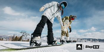 Zwei Snowboarder beim Einsteigen in die Burton Step On Bindung