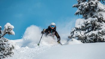 Ein Skifahrer beim Tiefschneeskifahren