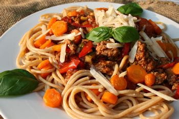 the photo shows a pasta dish with vegetable-sugo