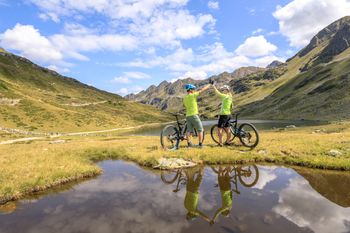 zwei Biker in einem Tal in Schladming